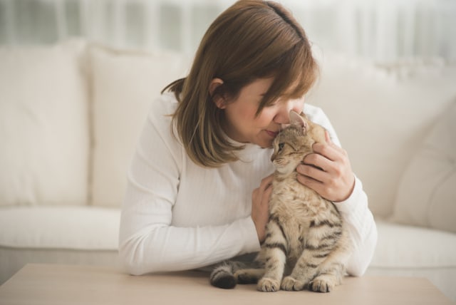 Benarkah Kucing Berbahaya Bagi Kesehatan Perempuan? kumparan.com -
wanita suka kucing