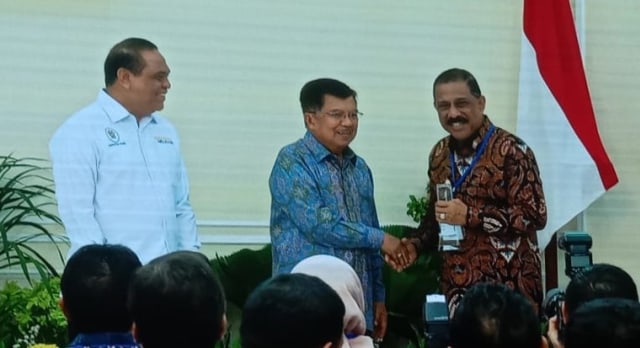 Wakil Presiden Jusuf Kalla menyerahkan penghargaan Top 45 Inovasi Pelayanan Publik kepada Wali Kota Ambon Richard Louhenapessy di Istana Wakil Presiden, Selasa (15/10) (Foto: istimewa)