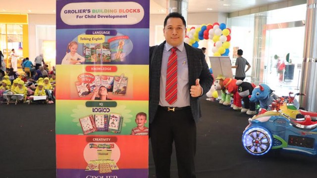 Andy Oentoro, Country Manager untuk Groiler di Indonesia berpose mengenalkan produk baru. (Fernando Fitusia)