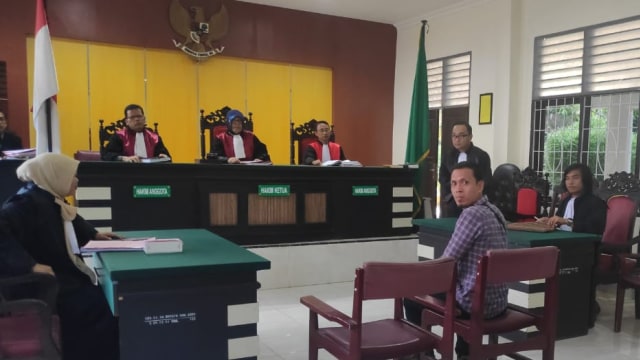 Moh. Nasir Tula, terdakwa kasus penghinaan dan pencemaran nama baik Wali Kota Palu saat menjalani sidang di Pengadilan Negeri Palu, Selasa (15/10). Foto: Ikram/PaluPoso
