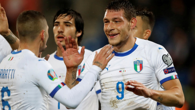 Penyerang Timnas Italia, Andrea Belotti, usai mencetak gol ke gawang Liechtenstein. Foto:  REUTERS/Arnd Wiegmann