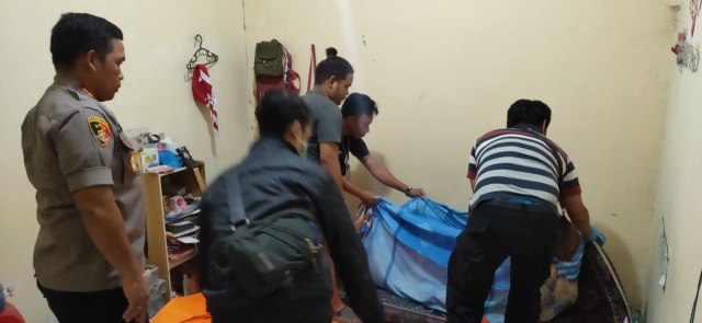 Korban saat dievakuasi anggota Polresta Palangka Raya dan Polsek Pahandut. (Foto: Arnoldus)