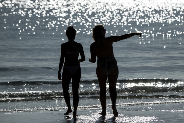 Ilustrasi turis di Pantai, Boracay, Filipina. Foto: AFP/NOEL CELIS