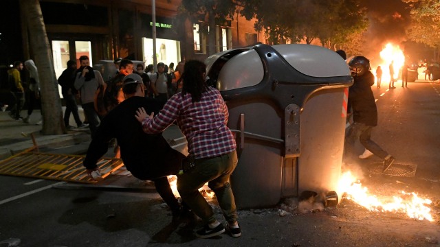 Aksi pembakaran saat protes di Barcelona. Foto: AFP