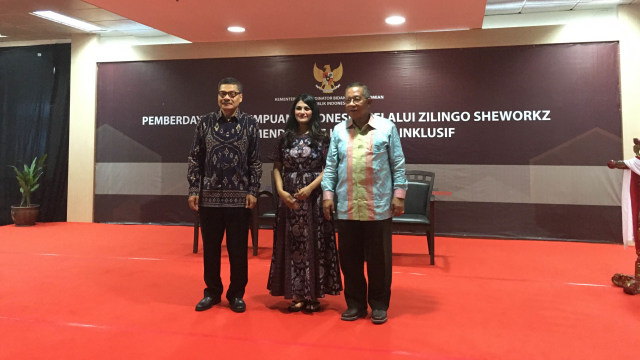 Menko Perekonomian Darmin Nasution (paling kanan) meluncurkan KUR pemberdayaan perempuan Indonesia. Foto: Nicha Muslimawati/kumparan
