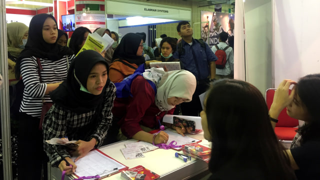 Pengunjung mengisi formulir di stan Job Fair Indonesia Career Expo Jakarta 2019 di Balai Kartini, Jakarta, Rabu (16/10/2019). Foto: Ema Fitriyani/kumparan