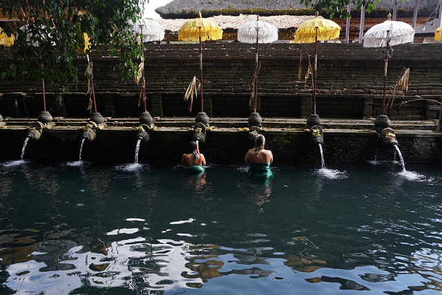 Turis melakukan bersih diri di Pura Tirta Empul Tampaksiring, Gianyar, Bali, Rabu (16/10/2019). Foto: Fanny Kusumawardhani/kumparan