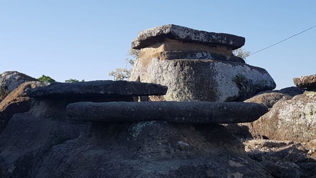 Situs kubur batu alam di Kampung Nuabari, Desa Lenandareta, Kecamatan Paga, Kabupaten Sikka. Foto: Mario WP Sina,florespedia