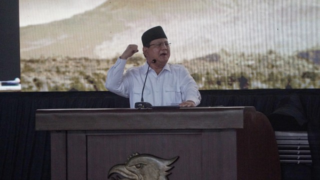 Ketua Umum Partai Gerindra Prabowo Subianto memberi sambutan saat Rapimnas Partai Gerindra di kediamannya di Hambalang. Foto: Jamal Ramadhan/kumparan