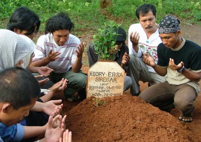 Para jurnalis Aceh, berdoa di kuburan Ersa Siregar, salah satu jurnalis yang meninggal tertembak dalam kontak senjata di Aceh. Dok. Adi Warsidi 