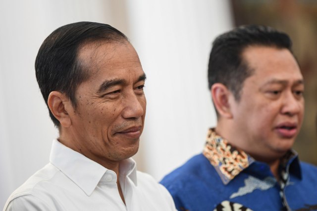 Presiden Joko Widodo (kiri) bersama Ketua MPR Bambang Soesatyo. Foto: ANTARA FOTO/Wahyu Putro A