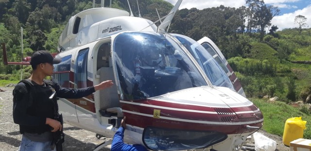 Helikopter PT Intan Air Service yang ditembaki KKB di Ilaga, Kabupaten Puncak. (Dok: Humas Polda Papua)  