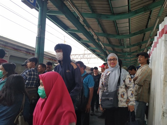 Pergerakan Massa Peserta Aksi di Stasiun Manggarai Foto: Dok. Retno Listyarti