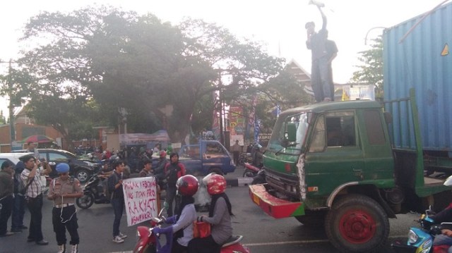 Mahasiswa Unismuh Makassar blokade jalan Sultan Alauddin Makassar saat berunjuk rasa tolak revisi UU KPK di Makassar, Selasa (15/10).