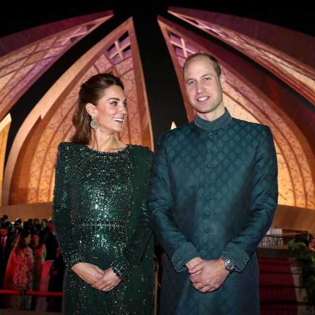 Pangeran William dan Kate Middleton mengenakan busana khas Pakistan. Foto: dok. @kensingtonroyal/ Instagram
