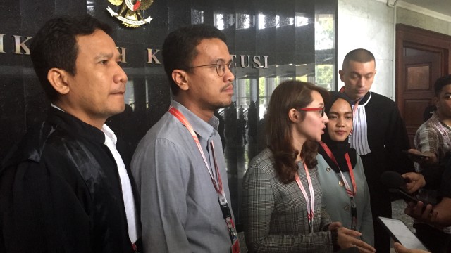 Politisi muda, Tsamara Amany, Rian Ernest, Dara Nasution dan Faldo Maldini di sidang perdana gugatan UU Pilkada ke Mahkamah Konstitusi. Foto: Lutfan Darmawan/kumparan