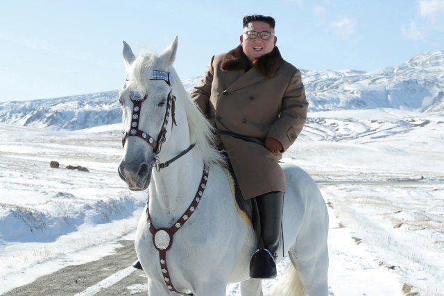 Pemimpin Korea Utara Kim Jong Un berkuda saat salju turun di Gunung Paektu. Foto: KNCA via Reuters