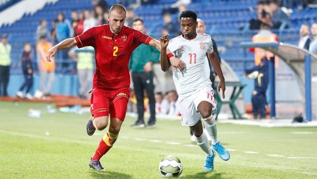 Ansu Fati (kanan) pemain Timnas Spanyol U-21 saat melawan Montenegro.  Foto: Twitter/ @SeFutbol