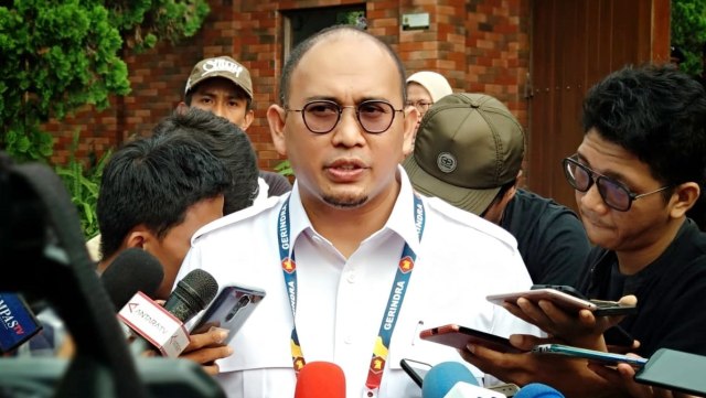 Andre Rosiade menjawab pertanyaan wartawan saat menghadiri Rapimnas Partai Gerindra di kediaman Prabowo Subianto di Hambalangm Bogor. Foto: Jamal Ramadhan/kumparan 
