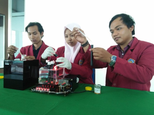 Alat TESPI OM (Testpack Sapi Otomatis Mikrontroller) karya mahasiswa karya Universitas Muhammadiyah Surabaya. Foto-foto : Amanah Nur Asiah/Basra