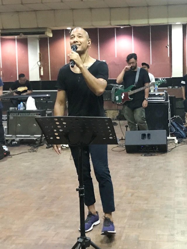 Marcell Siahaan latihan untuk konser ‘Marcell Tujuh Belas’ di Rossi Musik, Jakarta Selatan, Rabu (16/10). Foto: Regina Kunthi Rosar/kumparan 