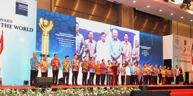 Wakil Presiden Jusuf Kalla bersama pemenang Primaniyarta 2019. (Foto: Prio Santoso)