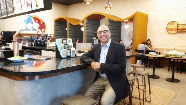 Mehdi Zaidi, CEO MAXX Coffee Indonesia di gerai Kuningan City, Jakarta. (foto: Jeihan Kahfi/SWA)