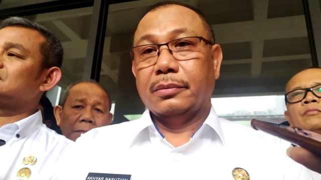 Wakil Wali Kota Medan Akhyar Nasution saat memberikan keterangan terkait kasus OTT Wali Kota Medan Tengku Dzulmi Eldin. Foto: ANTARA/Nur Aprilliana Br Sitorus