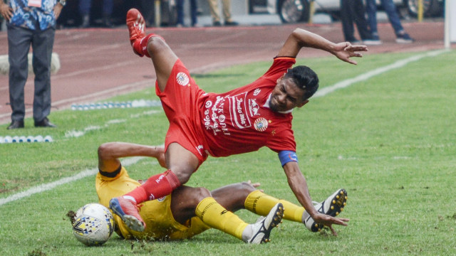 Pemain Persija Jakarta Ramdani Lesta (kanan) berebut bola dengan pemain Semen Padang FC di Stadion Patriot Chandrabahaga, Bekasi, Jawa Barat. Foto:  ANTARA FOTO/Fakhri Hermansyah