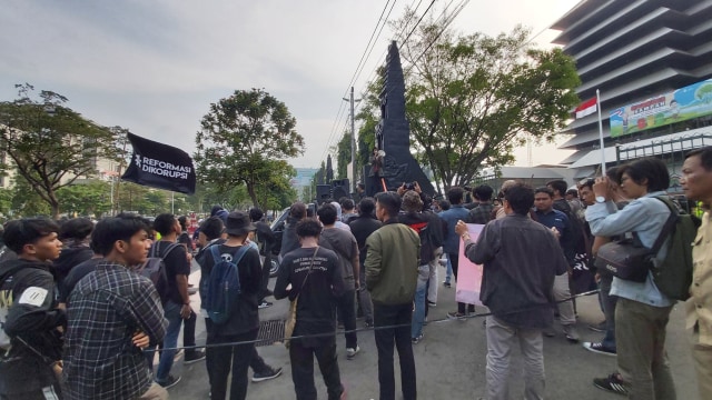 Aksi unjuk rasa Aliansi Semarang Raya di depan Gedung DPRD Jawa Tengah.  Foto: Afiati Tsalitsati/Kumparan