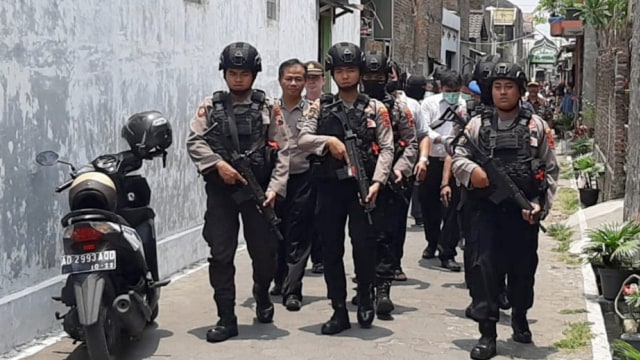 Densus 88 geledah rumah teroris di sukoharjo