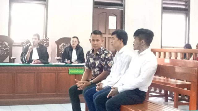Dua Warga Negara Thailand penyelundup narkona ke Bali menjalani persidangan di Pengadilan Negeri Denpasar, Bali.  Foto: Denita BR Matondang/kumparan 