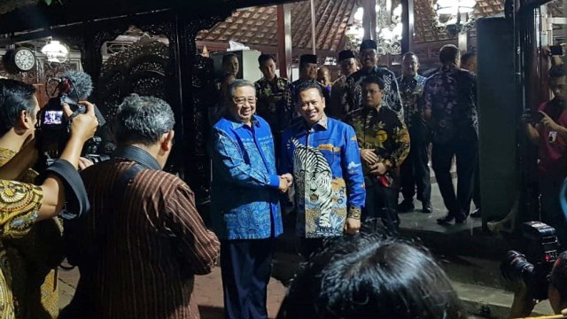 Ketua MPR RI Bambang Soesatyo (kanan) berjabat tangan dengan  Susilo Bambang Yudhoyono di Cikeas, Bogor, Jawa Barat  Foto: Efira Tamara Thenu/kumparan 