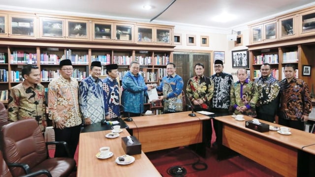 Presiden ke 6 RI Susilo Bambang Yudhoyono (tengah) berjabat tangan dengan Ketua MPR RI Bambang Soesatyo saat menerima undangan pelantikan Presiden di Bogor.  Foto: Dok. Partai Demokrat 