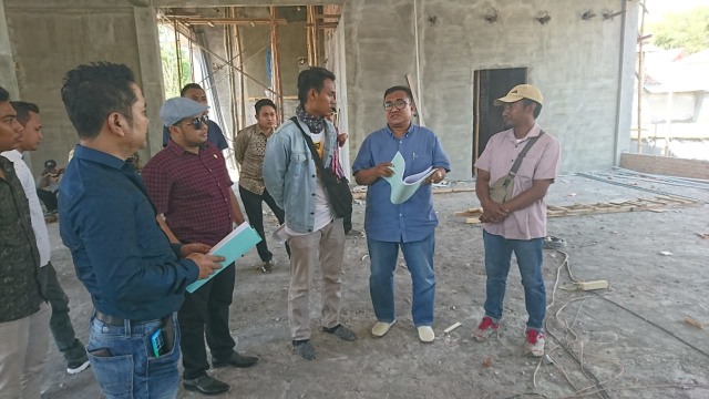 Anggota Komisi III DPRD Sampang saat sidak ke lokasi pembangunan gedung kantor Dekranasda terletak di halaman gedung Goor Indor, Rabu (16/10/2019). (Ryan/MM).