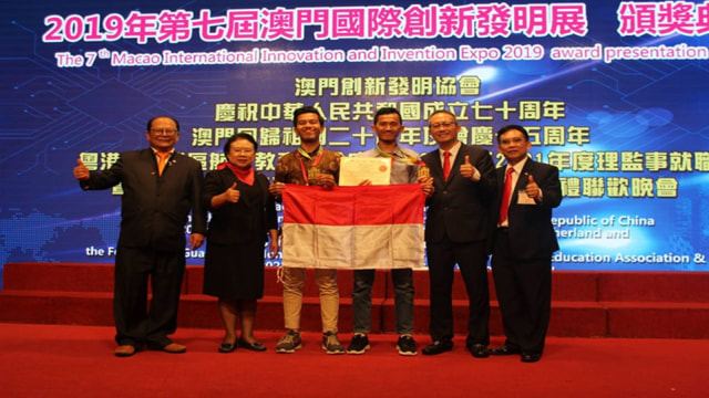 FIRMAN dan Herfan memegang bendera merah putih saat menerima medali emas usai menjuarai lomba penemuan di Macao, China. 