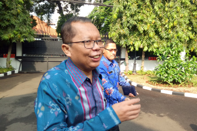 Wakil Ketua MPR, Arsul Sani tiba di Rumah Dinas Jusuf Kalla mengantar undangan Pelantikan Presiden dan Wakil Presiden. Foto: Kevin S. Kurnianto