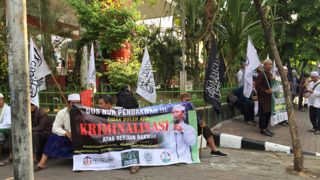 Jelang Vonis Gus Nur, Massa Pro dan Kontra Datangi PN Surabaya (50807)