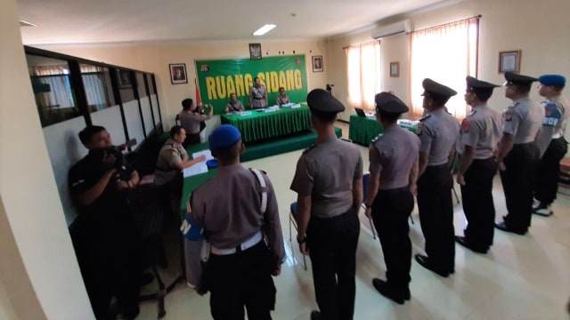 Lima polisi menjalani sidang disiplin di ruang sidang Propam Polda Sultra. Foto: Lukman Budianto/kendarinesia.