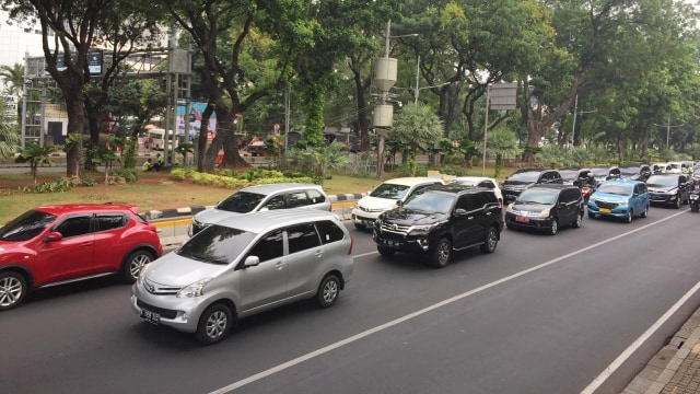 Suasana lalu lintas di sekitar Patung Kuda, Jakarta Pusat, masih dibuka di kedua arah. Foto: Lutfan Darmawan/kumparan