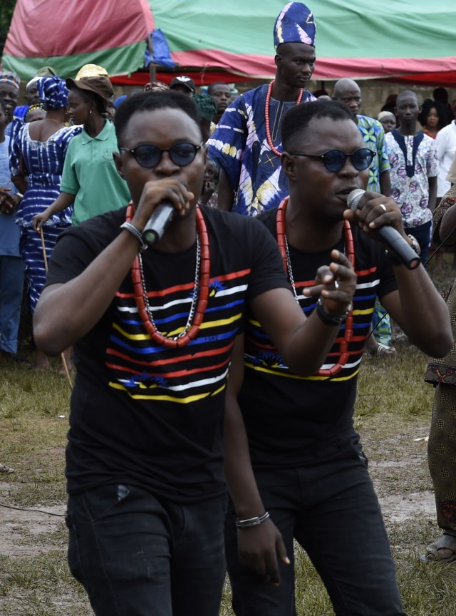 Penampilan sepasang pria kembar di Festival Kembar Dunia Igbo-Ora di Kota Igbo-Ora, Oyo, Nigeria. Foto: AFP/PIUS UTOMI EKPEI