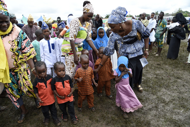 Anak-anak kembar di Festival Kembar Dunia Igbo-Ora di Kota Igbo-Ora, Oyo, Nigeria. Foto: AFP/PIUS UTOMI EKPEI