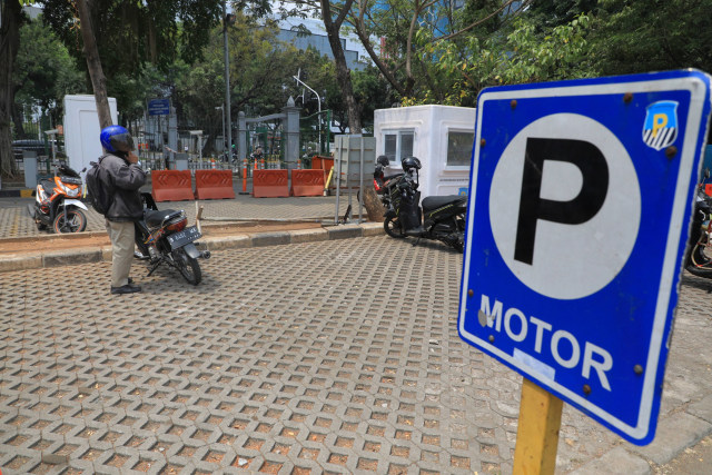 Parkiran motor di Lapangan Parkir IRTI, Monas, Jakarta, Senin (17/10). Foto: Iqbal Firdaus/kumparan
