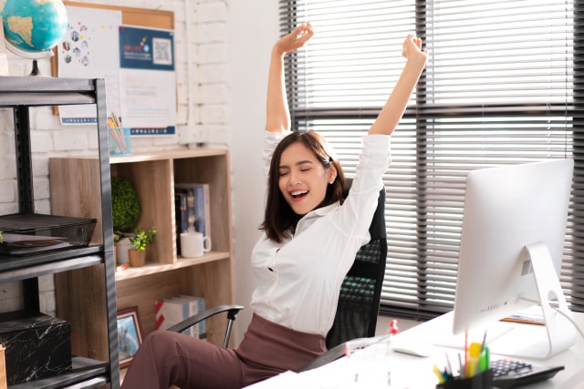 Ilustrasi perempuan bekerja seharian di kantor  Foto: Shutterstock
