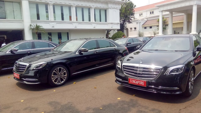 Sejumlah mobil untuk para tamu kenegaraan terpakir di Kompleks Istana Kepresidenan, Jakarta. Foto: Fahrian Saleh/kumparan