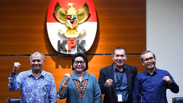 Ketua Komisi Pemberantasan Korupsi (KPK) Agus Rahardjo (kiri) bersama Wakil Ketua KPK Basaria Panjaitan (kedua kiri), Saut Situmorang (kedua kanan) dan Alexander Marwata (kanan) mengepalkan tangan saat konferensi pers OTT di Gedung KPK, Jakarta, Rabu (16/10/2019). Foto: ANTARA FOTO/M Risyal Hidayat