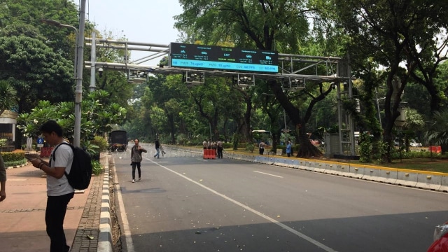 Jalan Merdeka Barat arah Istana Negara mulai ditutup kawat berduri, Kamis (17/10/2019). Foto: Lutfan Darmawan/kumparan