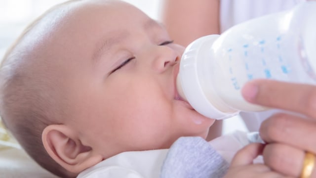 Ilustrasi bayi minum lewat botol. Foto: Shutterstock