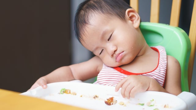 Ilustrasi anak tertidur saat makan. Foto: Shutterstock
