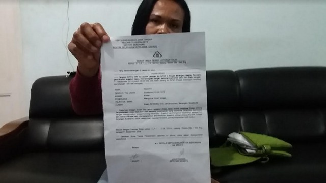 Korban Berinisial (I), saat menunjukkan surat laporan Polisi, Rabu (16/10). (Hesti/Mg1 & Handayani/Mg2)